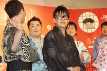 会見後の囲み取材の様子。ブラマヨ小杉（左から2人目）は自分を後頭部から撮影しようとするカメラマンに痺れを切らしていた。