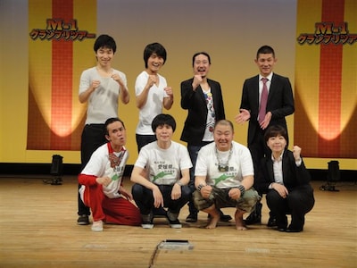 「地元に住みます芸人」愛媛県担当のモストデンジャラストリオ、応援ゲストの笑い飯、ジャルジャル、エリア社員・水本真祐。(c)吉本興業