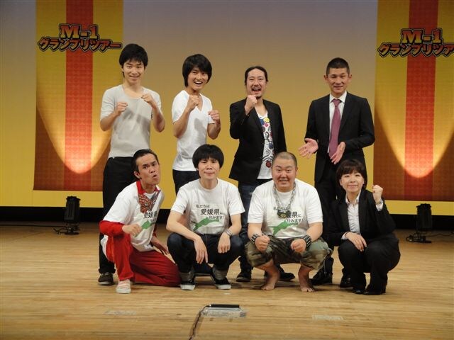 「地元に住みます芸人」愛媛県担当のモストデンジャラストリオ、応援ゲストの笑い飯、ジャルジャル、エリア社員・水本真祐。(c)吉本興業