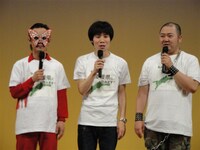 愛媛のイメージを聞かれ「都会で住みやすい、城下町で緑と生活圏が密接していて、景観含めて素晴らしい」（ウルフ）、「お魚がすごくおいしい」（X）、「スターバックスのドライブスルーにビックリした」（キバ）と、快適そのものの様子。(c)吉本興業