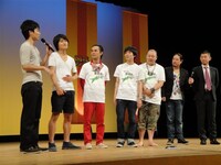 会見の一場面。(c)吉本興業