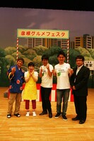 滋賀・ひこね市文化プラザにて「住みます芸人お披露目」会見に登場した「地元に住みます芸人」滋賀担当のファミリーレストラン、吉本新喜劇の内場勝則、山田花子、エリア担当社員　滋賀県担当・平田昌史。(c)吉本興業