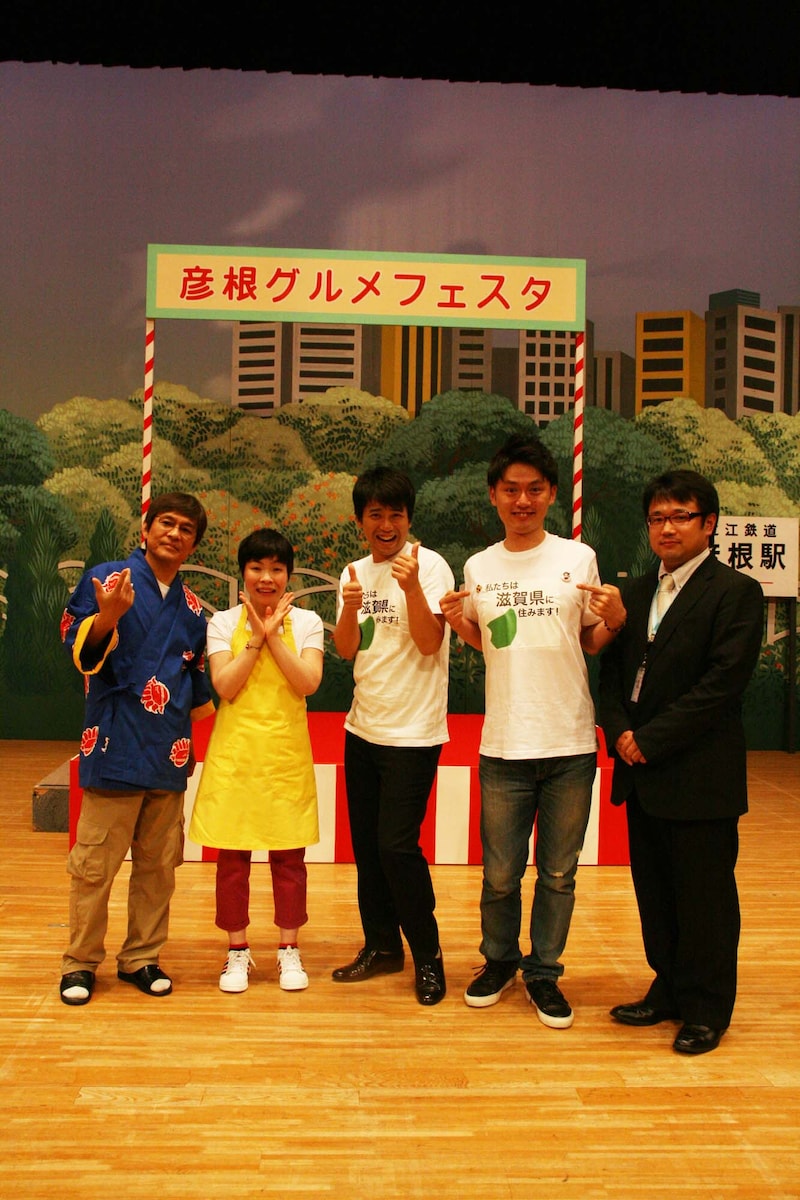 滋賀・ひこね市文化プラザにて「住みます芸人お披露目」会見に登場した「地元に住みます芸人」滋賀担当のファミリーレストラン、吉本新喜劇の内場勝則、山田花子、エリア担当社員 滋賀県担当・平田昌史。(c)吉本興業