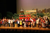市民も参加して行われた「吉本新喜劇が彦根にやってくる!!」公演(c)吉本興業