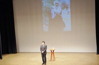 「山里亮太の『140』」で自身のTwitterにおけるこれまでのつぶやきを振り返った南海キャンディーズ山里。オープニングではスクリーンに現在のアイコン「弁慶」姿が映し出された。