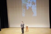 「山里亮太の『140』」で自身のTwitterにおけるこれまでのつぶやきを振り返った南海キャンディーズ山里。オープニングではスクリーンに現在のアイコン「弁慶」姿が映し出された。