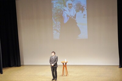 「山里亮太の『140』」で自身のTwitterにおけるこれまでのつぶやきを振り返った南海キャンディーズ山里。オープニングではスクリーンに現在のアイコン「弁慶」姿が映し出された。