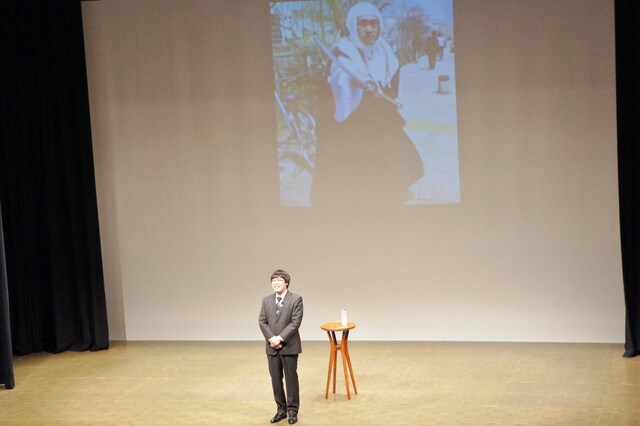 「山里亮太の『140』」で自身のTwitterにおけるこれまでのつぶやきを振り返った南海キャンディーズ山里。オープニングではスクリーンに現在のアイコン「弁慶」姿が映し出された。