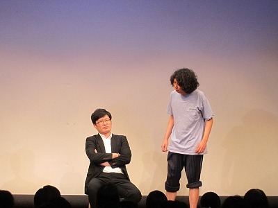 カリカ。事務所で脅しの練習をするヤクザたち。