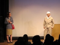 オアシズが久々にコントを披露。不器用な工場労働者のもとに、1人の女性がクレームをつけにやってくる。女性の頑なな心を男性は解きほぐすことができるのか。