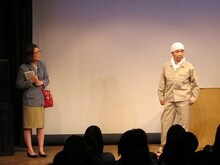 オアシズが久々にコントを披露。不器用な工場労働者のもとに、1人の女性がクレームをつけにやってくる。女性の頑なな心を男性は解きほぐすことができるのか。