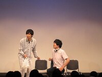 ザンゼンジのコント。公園にパジャマ姿で現れた男性が必死に何かを探している。7月8日（金）に渋谷・シアターDにて「お笑いトライアングル～人力舎 7月編～」を開催。