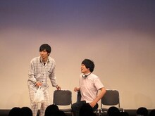 ザンゼンジのコント。公園にパジャマ姿で現れた男性が必死に何かを探している。7月8日（金）に渋谷・シアターDにて「お笑いトライアングル～人力舎 7月編～」を開催。