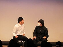 巨匠。転校初日に仲良くなった2人。しかし転校生にはある秘密が。