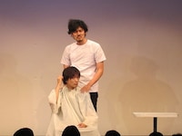 THE GEESE。一見よく見る散髪屋の風景だが、そこでの会話とは。