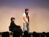 アルコ＆ピース。厳しい指導をする教師のもとに、かつての教え子が訪問してくる。