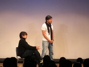 アルコ&ピース。厳しい指導をする教師のもとに、かつての教え子が訪問してくる。