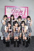 NMB48。前列左から、山田菜々、渡辺美優紀、山本彩。後列左から、福本愛菜、吉田朱里、小笠原茉由、近藤里奈。