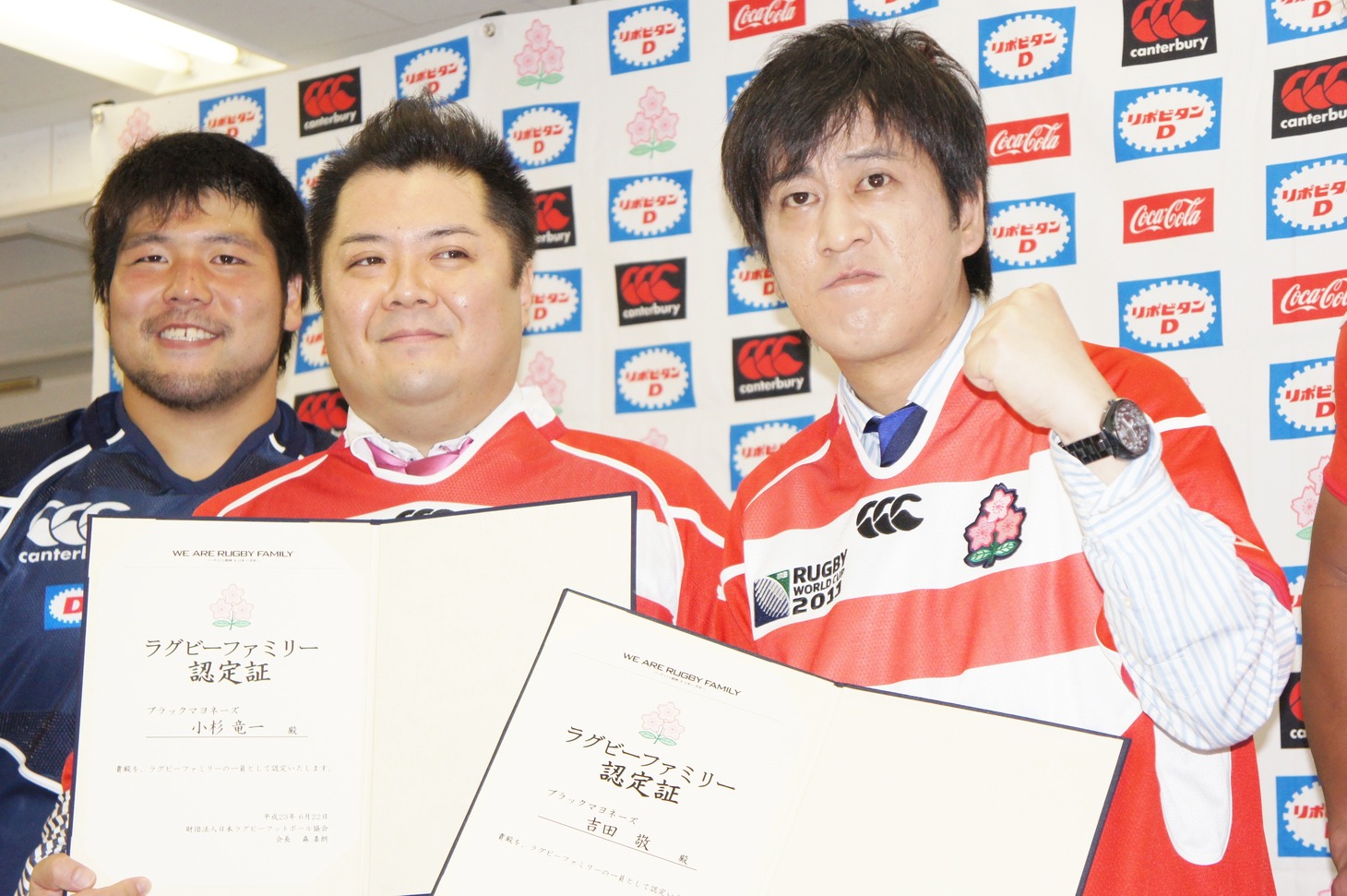 フォトセッションの一場面。もっともラグビーに疎いブラマヨ吉田（右端）が、もっとも力強いポージングを披露していた。