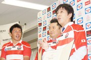 ラグビー日本代表の吉田朋生選手（左端）が、ブラマヨ吉田と同じ中学校の出身だったことが判明。ブラマヨ吉田は驚きながらも「同じ中学に吉田は2人いらない。もし吉田選手が活躍できなかったら“きちだ”に改名してもらう。もし活躍できたら自分が“きちだ”に……」などと妙な提案をしていた。