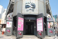 ヨシモト∞ホールの入口。