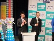 司会の麒麟・川島。木村やガリクソンを中心にボケ倒すメンバーたちに終始喝を入れていた。