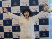 予測不可能な答えに戸惑う周囲には「時差ボケ」ですと言い訳。