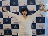 予測不可能な答えに戸惑う周囲には「時差ボケ」ですと言い訳。