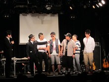 超新塾新メンバーオーディションゲスト審査員の我が家とザブングル松尾。坪倉のサングラスは超新塾目線で審査するためとのこと。しかしベスト着用のため「本気の釣り師」というあだ名がついてしまった。