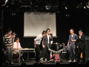 「超新塾に足りないのは武器」と主張する男性は、5人揃って初めて威力を発揮する自作の投石器「ロックンロールフライヤー」を持参。