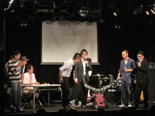 「超新塾に足りないのは武器」と主張する男性は、5人揃って初めて威力を発揮する自作の投石器「ロックンロールフライヤー」を持参。