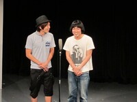 漫才を披露したヒカリゴケ。だるまさんが転んだから片山の壮大な世界が……。