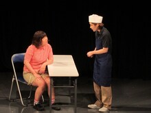 ピーナッツパン。回転寿司屋を舞台にしたコントを披露。