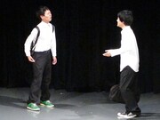 うしろシティ。卒業式後に引っ越ししてしまう友人を涙ながらに送り出す。