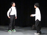 うしろシティ。卒業式後に引っ越ししてしまう友人を涙ながらに送り出す。