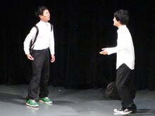 うしろシティ。卒業式後に引っ越ししてしまう友人を涙ながらに送り出す。