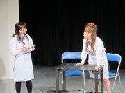 梅小鉢のコント。バイト仲間である小森の結婚式に行けなかったことを後悔している様子の高田。