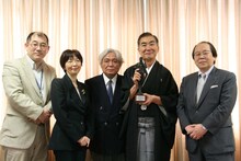 「日本放送協会 放送文化賞」贈呈式に出席した桂三枝（右から2番目）。(c)吉本興業