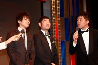 「立会人」として会見に登場したキングオブコメディ高橋（左）、今野（中央）と、MCのあべこうじ（右）。注目のコント師として今野は「ピーナッツパンですね」と所属事務所の女性若手コンビの名前を挙げて、ほかの芸人たちに不思議がられていた。