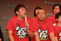 TKO。「優勝できなかったときの公約」をMCのあべに求められ、木下（右）は「ボケとツッコミを変えようかな」と提案。本来ツッコミの木本（左）は「ボケの線が細くなる」と弱気な姿勢を見せていた。