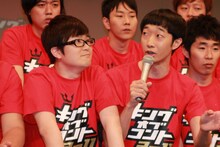 ラバーガール。優勝賞金の使い道について、大水（右）は長く考えたあげく「……貯金？」とヒネりのない回答を出したものの、あべが「答えもお金も“ためる”ってね」とうまくまとめていた。