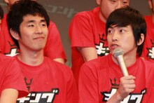 しずる。池田（左）が明かした優勝賞金の使い道は「パチンコが好きなので、自分たちのパチンコ台『CRしずる』を出したい」。