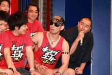 レイザーラモン。RG（右）は「優勝できなかったら、坊主にします！」と坊主頭でボケた。HG（左）も帽子を取ると坊主頭だった。