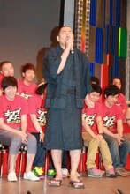 「君は1000%」（1986オメガトライブ）に乗せて「キングオブコント2011あるある」を歌い上げたレイザーラモンRG。