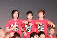 ななめ45°。岡安（左端）は、優勝賞金の使い道として「新宿シアターモリエールで1カ月間、超豪華な単独ライブをやりたい」と語った。