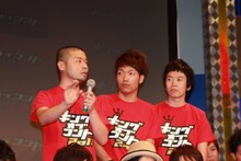 ソーセージ。MCのあべから「トリオとしての武器」を質問されて、山名（左端）は熟考したあげく「風味」と述べた。