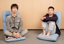 座椅子に腰掛けるキングオブコメディ。「ニコニコキングオブコメディ」ではおなじみの姿だ。