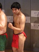 一番端っこにいたため記者会見の写真撮影に見切れたインポッシブル蛭川。