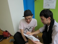 音楽担当の超新塾・サンキュー安富+はセリフがないためこの日は雰囲気担当。パイナップリンおさと談笑。