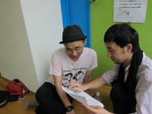 音楽担当の超新塾・サンキュー安富+はセリフがないためこの日は雰囲気担当。パイナップリンおさと談笑。